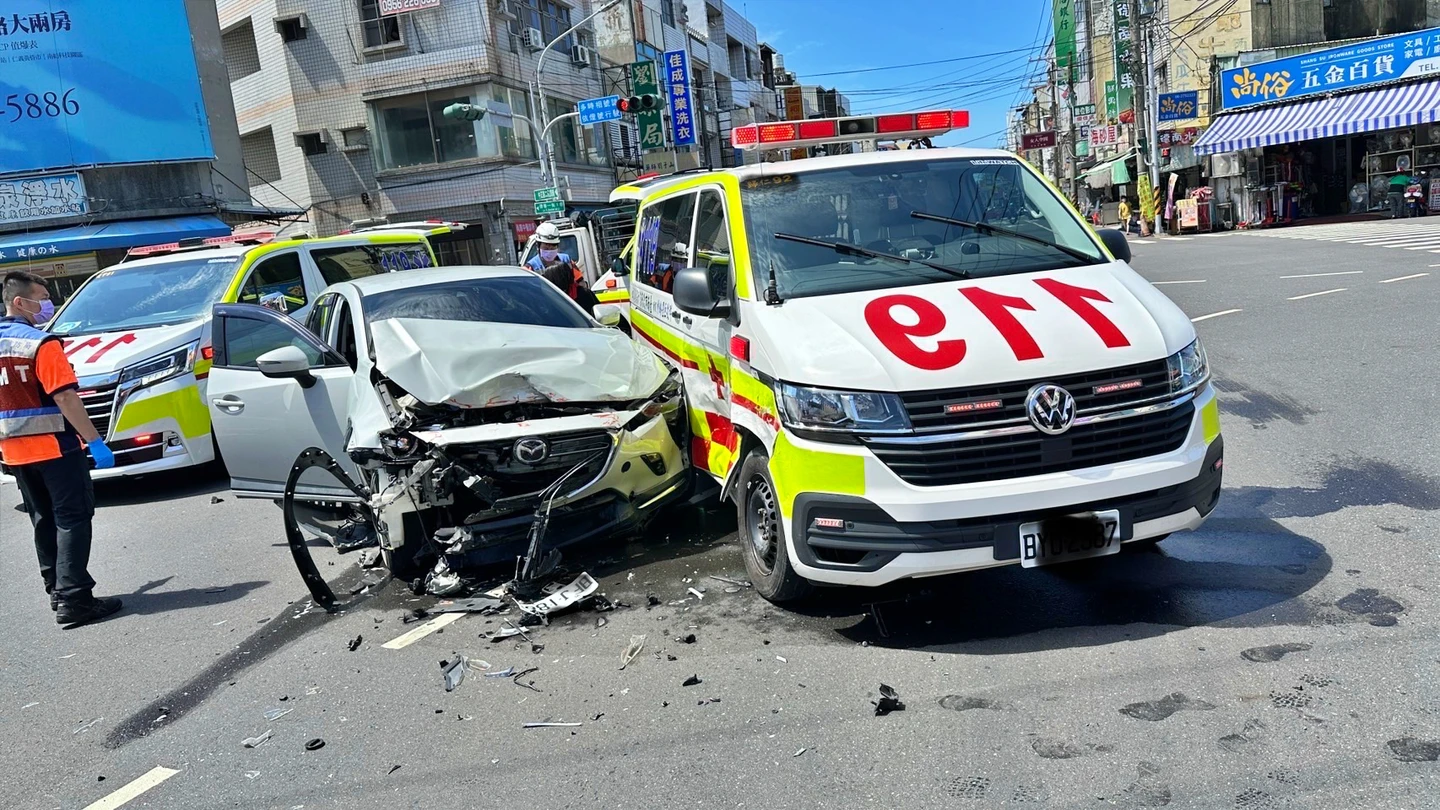 台南婦綠燈直衝猛撞救護車！車頭半毀慘況曝　竟因「聽聲辨位」出槌