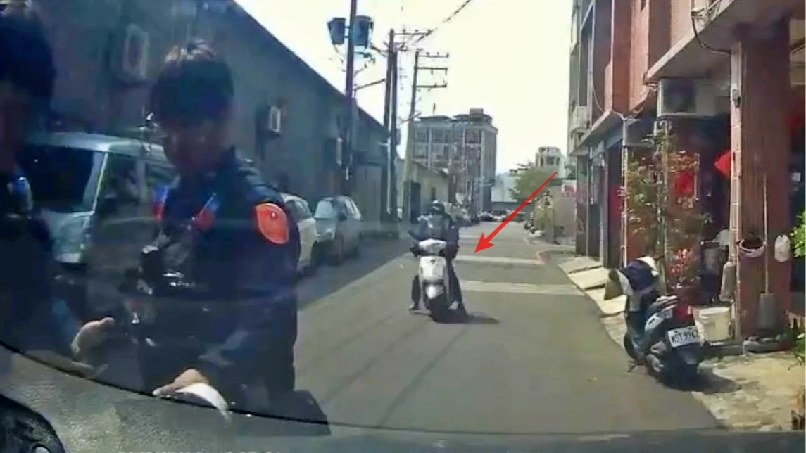 火爆片｜高雄悍婦遭開2罰單氣炸！竟回頭飛車撞警、踹壞警車抓傷警　這下慘了