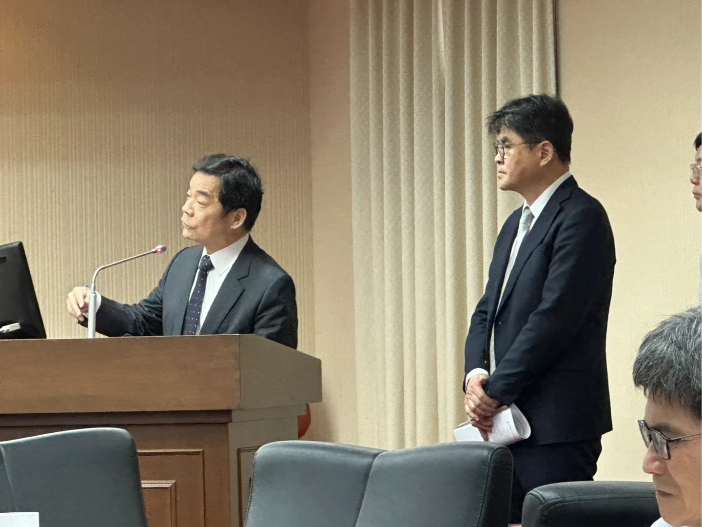 樹木侵入軌道！外包商怪手伸太長重心不穩翻覆　台鐵6班次停駛「估中午恢復」