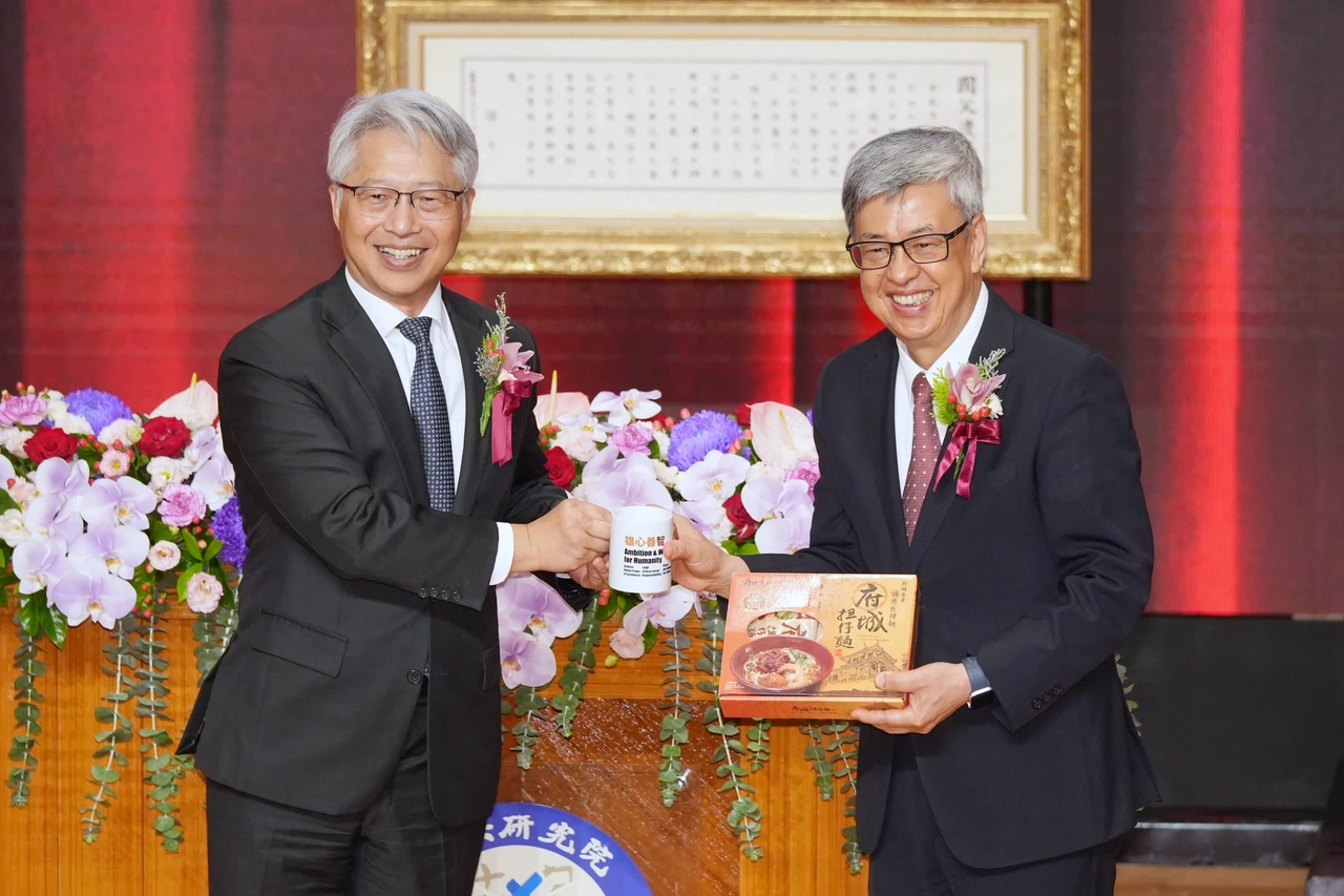 陳建仁上任中研院長提5大方向　前任廖俊智送擔仔麵交棒「重擔」