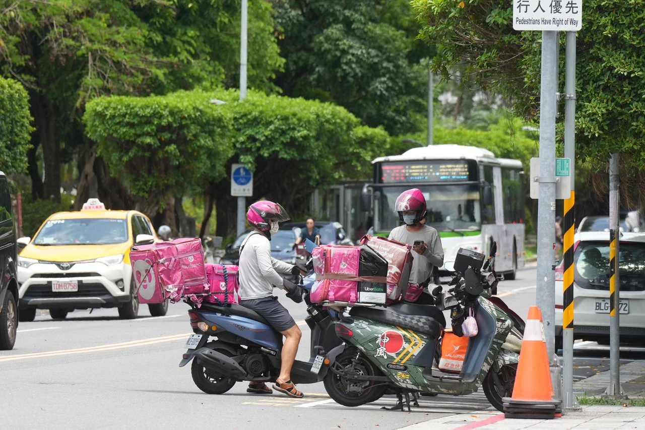 不只是曬傷！外送員雙臂冒疹又癢又痛　醫揭光過敏作祟