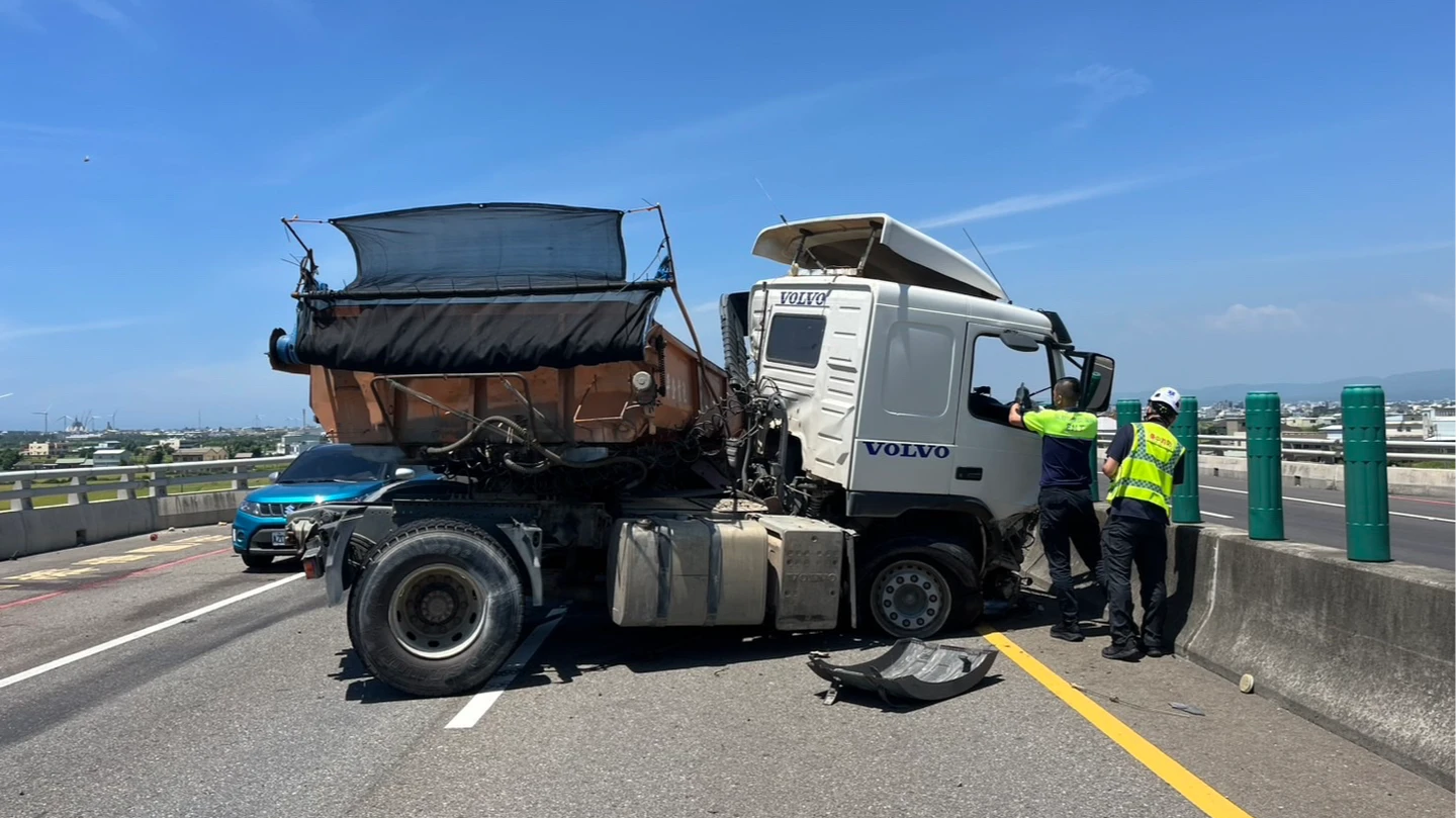 恐怖瞬間！西濱曳引車自撞護欄　65歲駕駛拋飛車外遭後輪輾斃