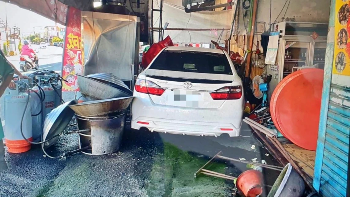 有片｜連假醉上路！高雄男擊落機車再轟進店家　進派出所悲催過端午