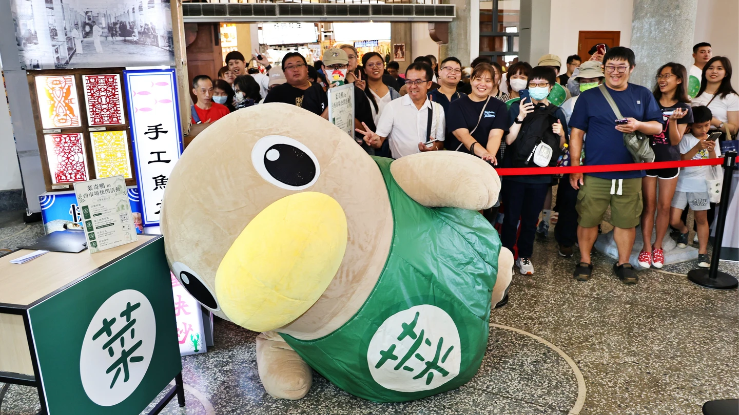 台南菜奇鴨周邊開賣！鴨粉蜂擁大排長龍　黃偉哲自嘲：比市長紅
