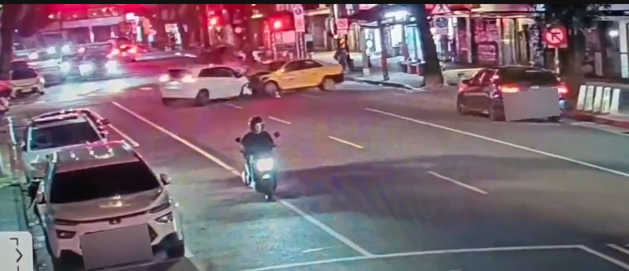有片｜南機場夜市深夜5車車禍！疑小黃闖紅燈釀禍9傷　驚悚畫面曝光　