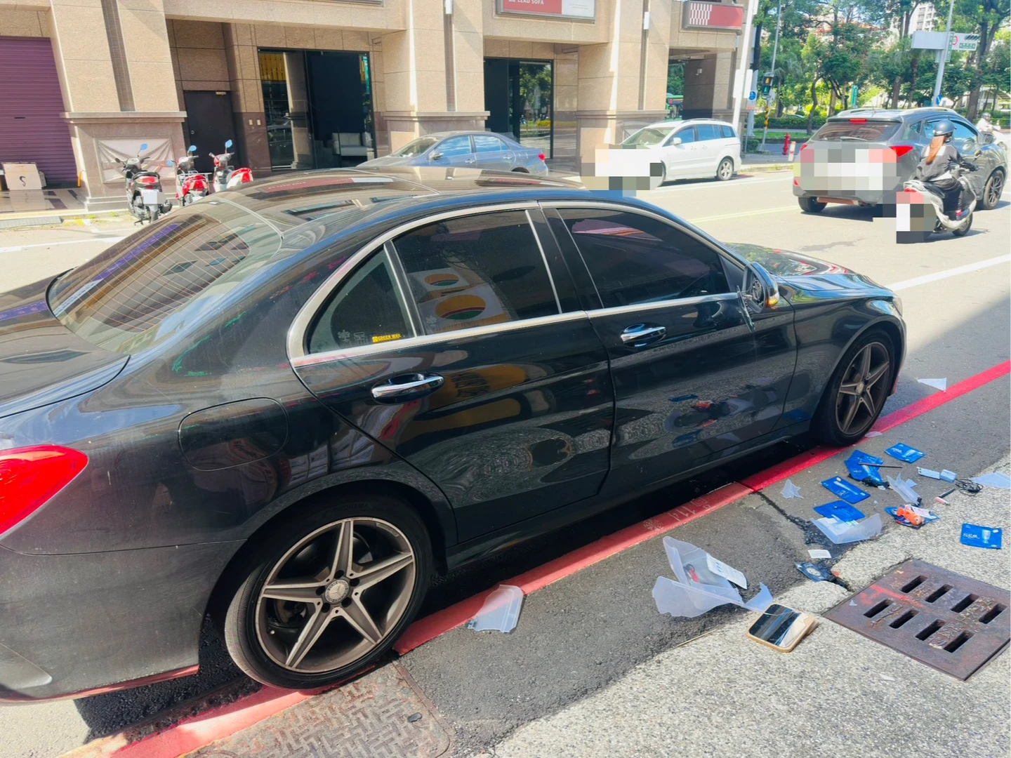 高雄金髮護理師開賓士倒車！後方司機按喇叭示警仍遭撞　怒砸後照鏡反吃官司