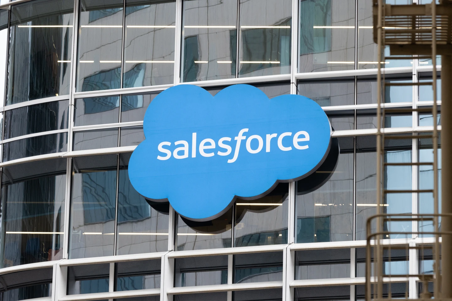 AI雙雄OpenAI、Anthropic挖角近百人　看中Salesforce這關鍵優勢