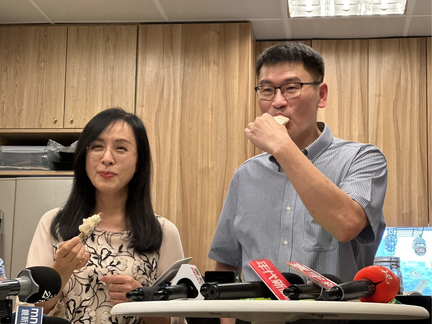 尷尬！梁文傑「買鳳梨釋迦賠罪」　遭陳瑩當場酸：少去一次酒店就可買很多