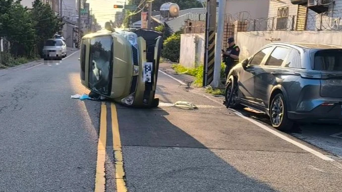 台中清晨巨響驚醒住戶！休旅車自撞側翻躺路中　駕駛離奇消失