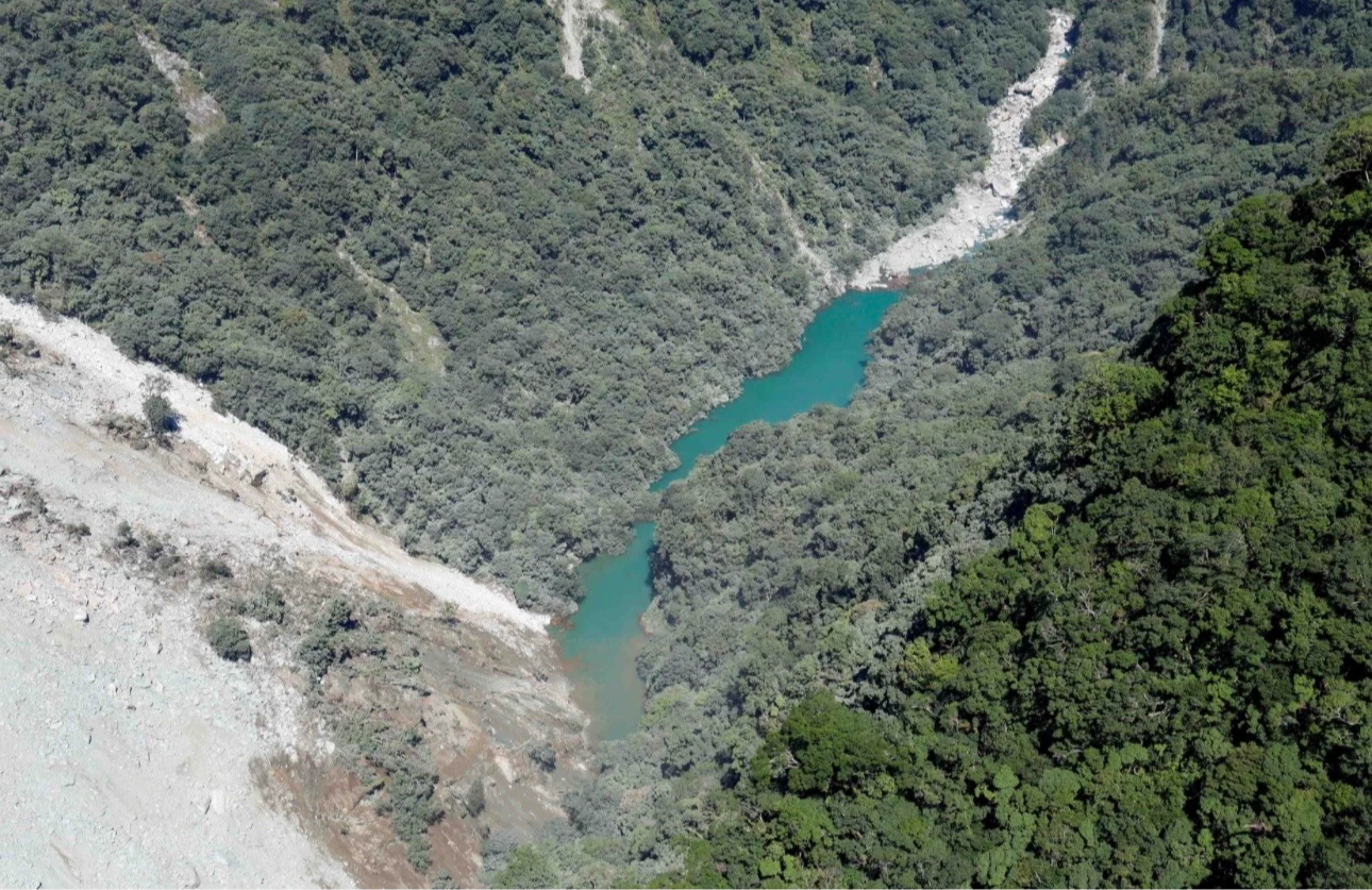 萬里溪堰塞湖日增20萬噸！19天後恐滿溢　遇大降雨提前溢流「影響範圍曝」