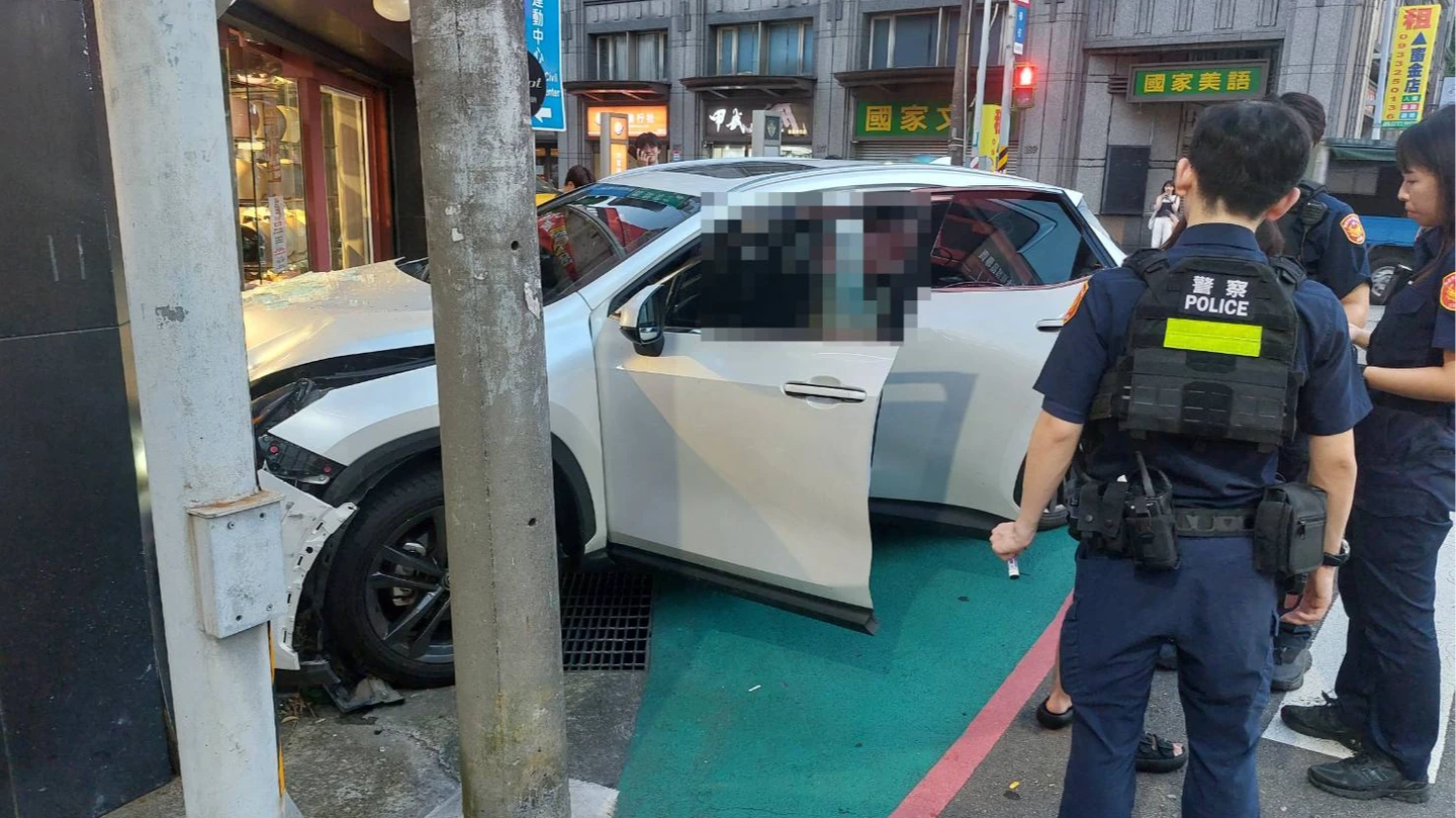 育兒網紅載3歲女竟毒駕！衝入安全帽店下車狂抖　曾自曝不孕「懷孕10次才產女」