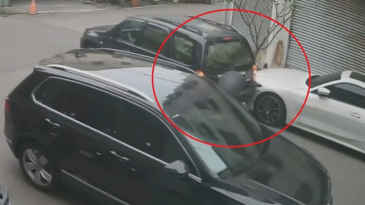 有片｜純白BMW莫名出現一片黑　香港女車主傻眼報案！警抽絲剝繭揪出肇事婦