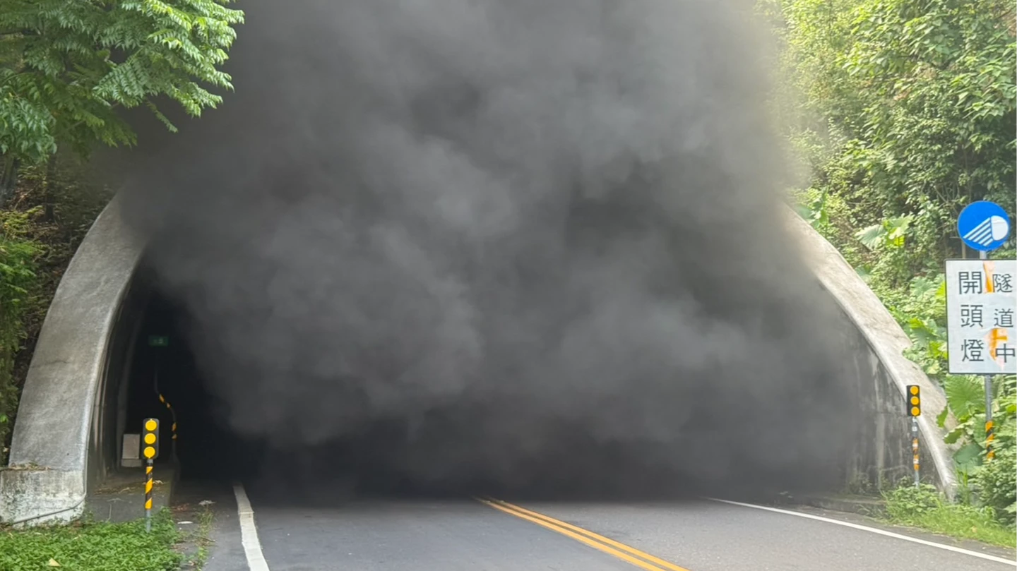 高雄月光山隧道火燒車！灌滿恐怖黑煙搶救受阻　駕駛疑自撞困車內成焦屍