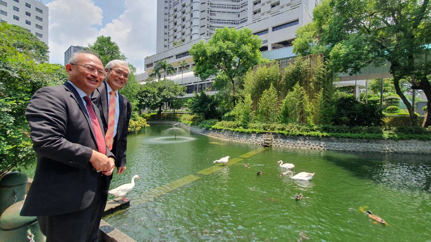 前台大院長吳明賢命危！陳威明難過翻找兄弟合照　醫界齊聲集氣