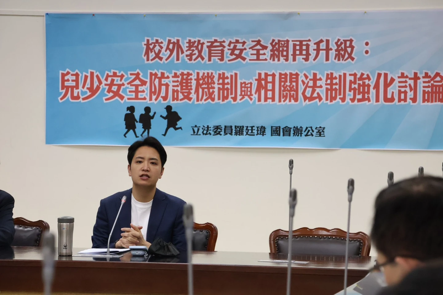 保護誰？染HIV校車司機性侵女學生「衛福部不公布個資」　羅廷瑋召集各部會要求補破網