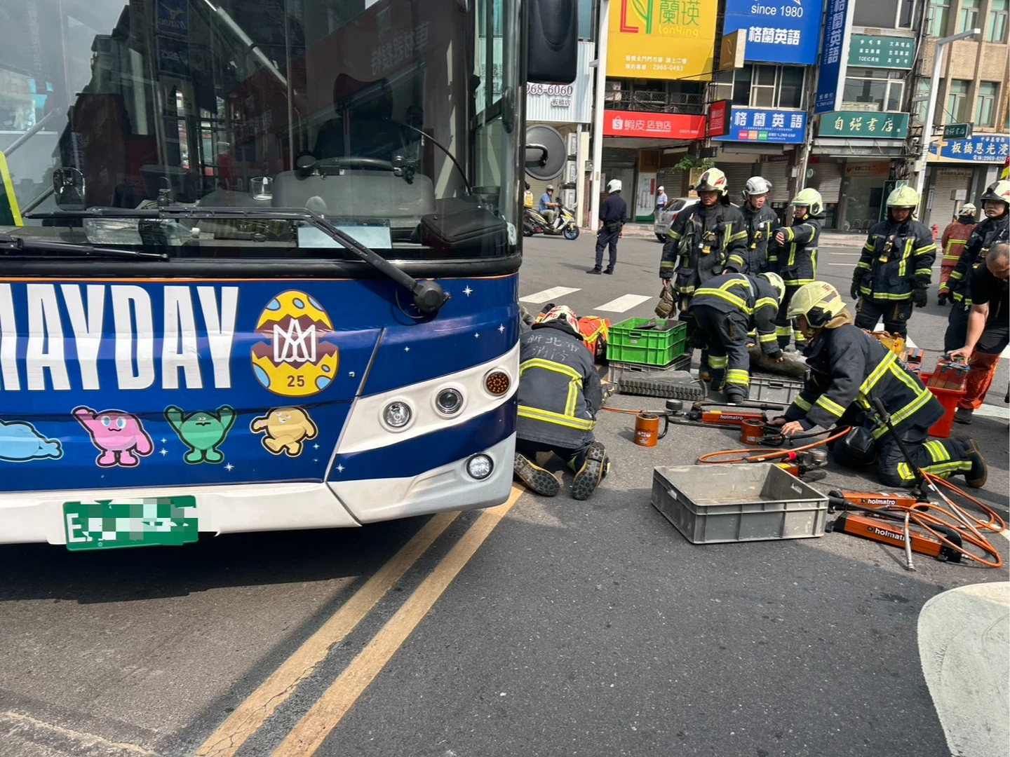 驚悚片｜板橋307公車撞死人！婦斑馬線遭撞輾卡車底　送醫不治