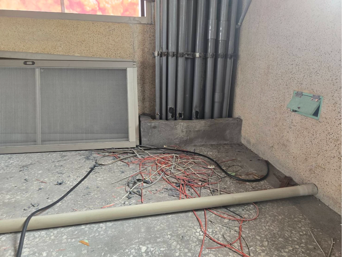 男倒陽台鐵皮身亡！疑闖空屋偷電線觸電慘死　前女友驚見嚇壞隔天才報案