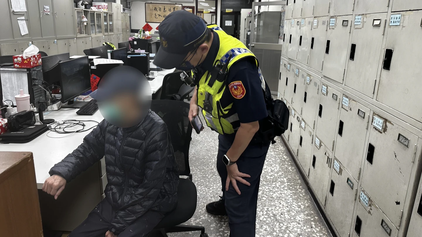 有片｜老父失聯家人急翻！雨中迷途冷到發抖　熱心民眾聯手暖警助返家
