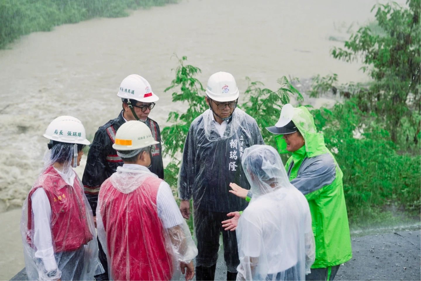 高雄淹水災情！陳其邁、賴瑞隆趕現場勘查　綠小雞疑：柯志恩去哪了？
