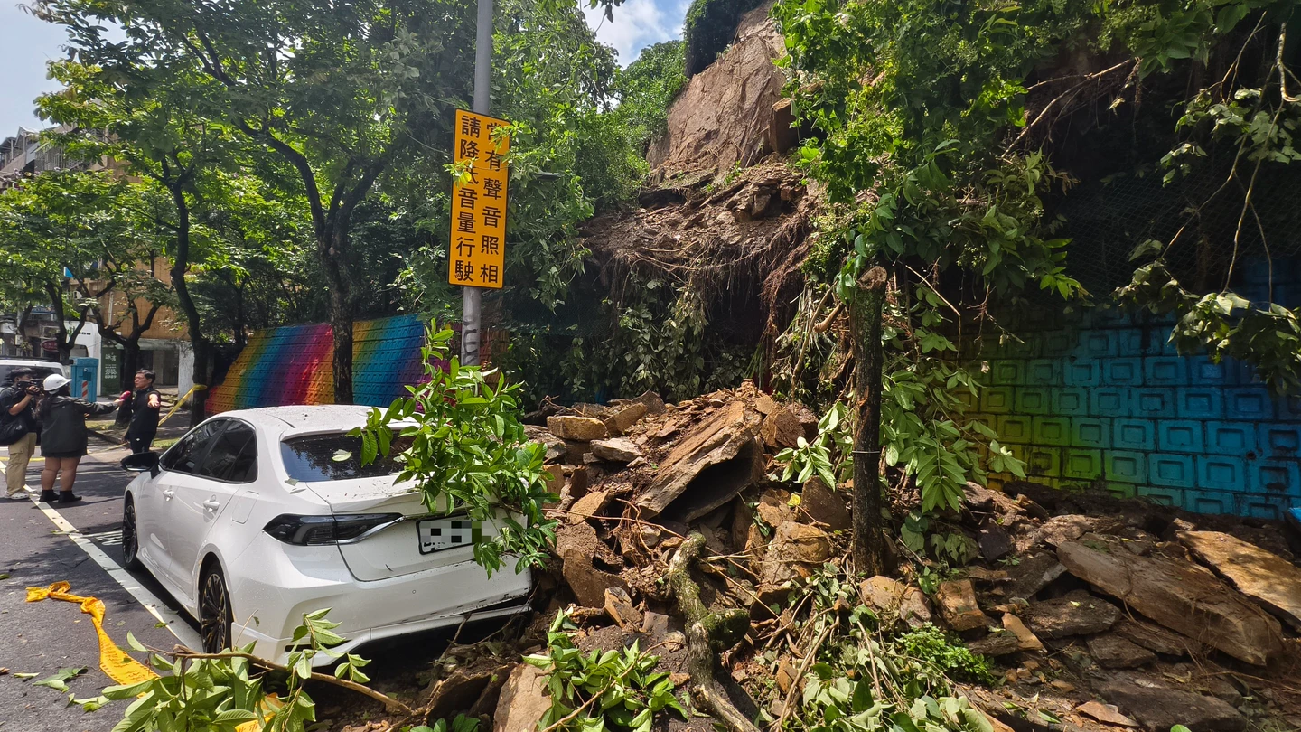 北市內湖不只淹水！捷運站附近人行道土石崩塌　慘況曝光