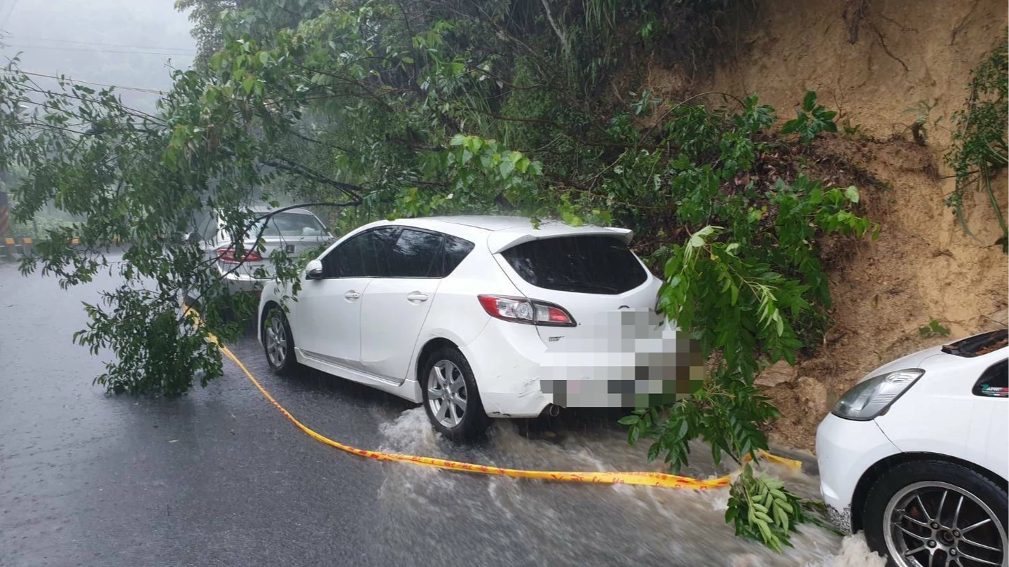 北市內湖豪雨釀災！土石滑落壓1車　文德路淹水深達50cm