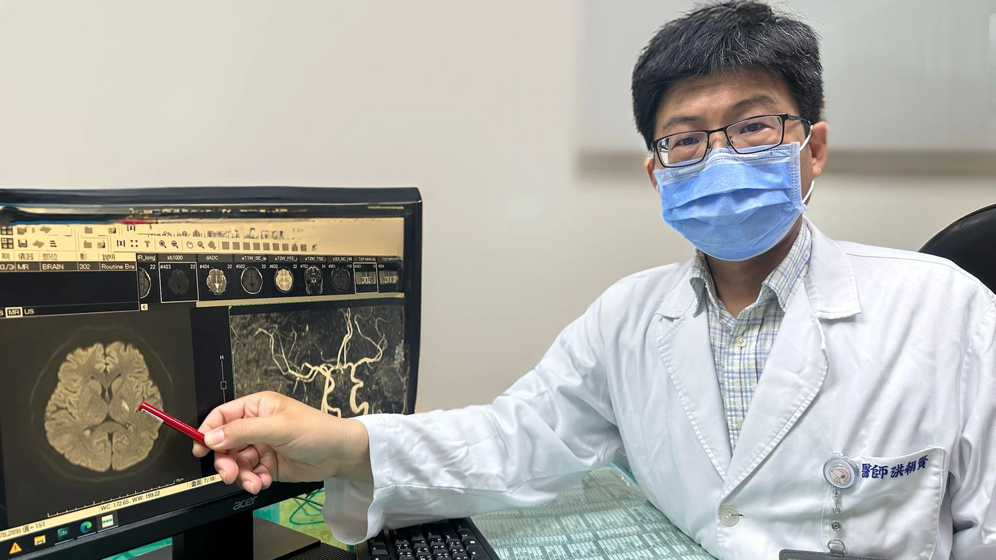 天天熬夜追劇、打手遊！40歲科技男突腦中風　醫示警年輕化危險因子