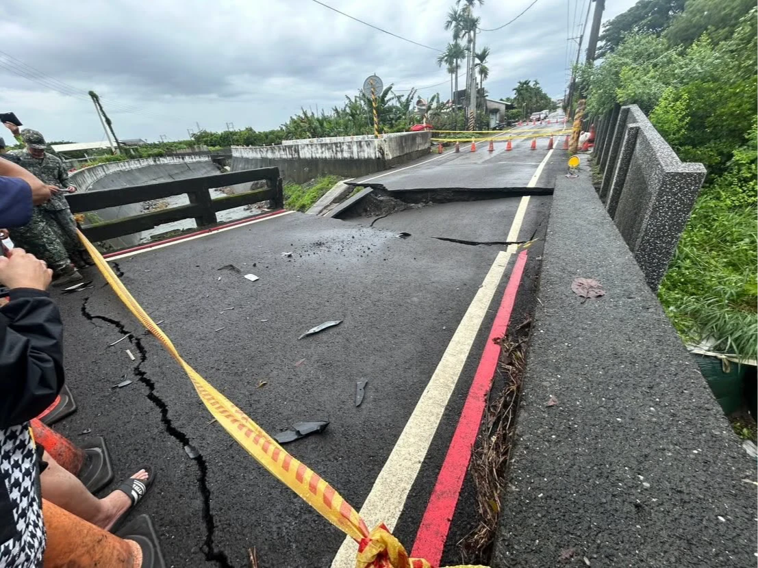 豪雨狂炸屏東僅次莫拉克！萬丹堤防潰堤、鹿寮橋斷裂　校園災損全台最慘