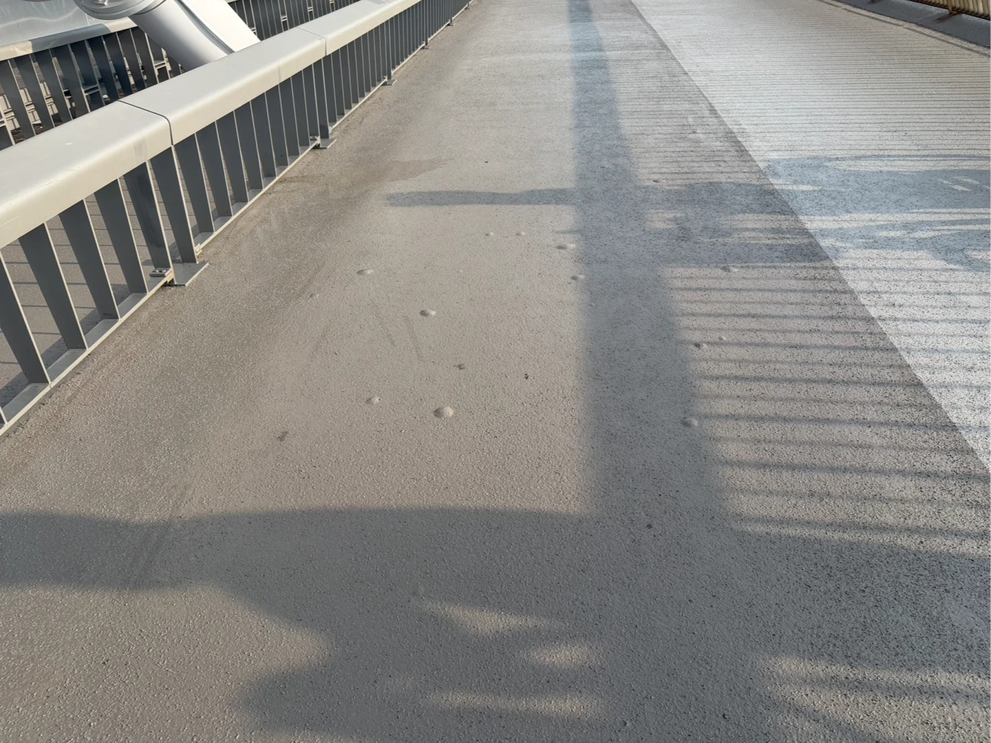 淡江大橋人行道「長痘痘」　路面多顆凸起！公路局：施工水氣殘留