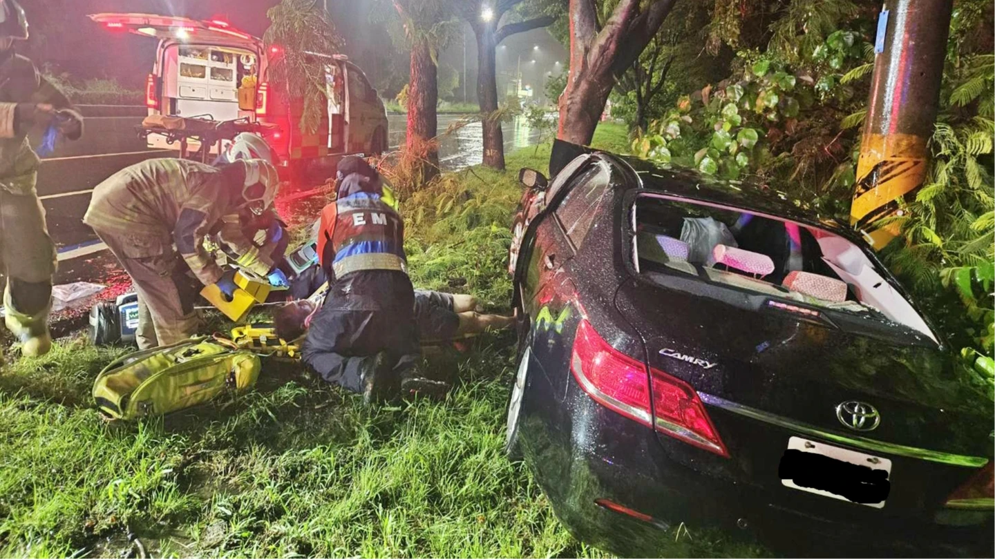 台南暴雨釀悲劇！50歲男台1線失控撞樹　車頭半毀慘死