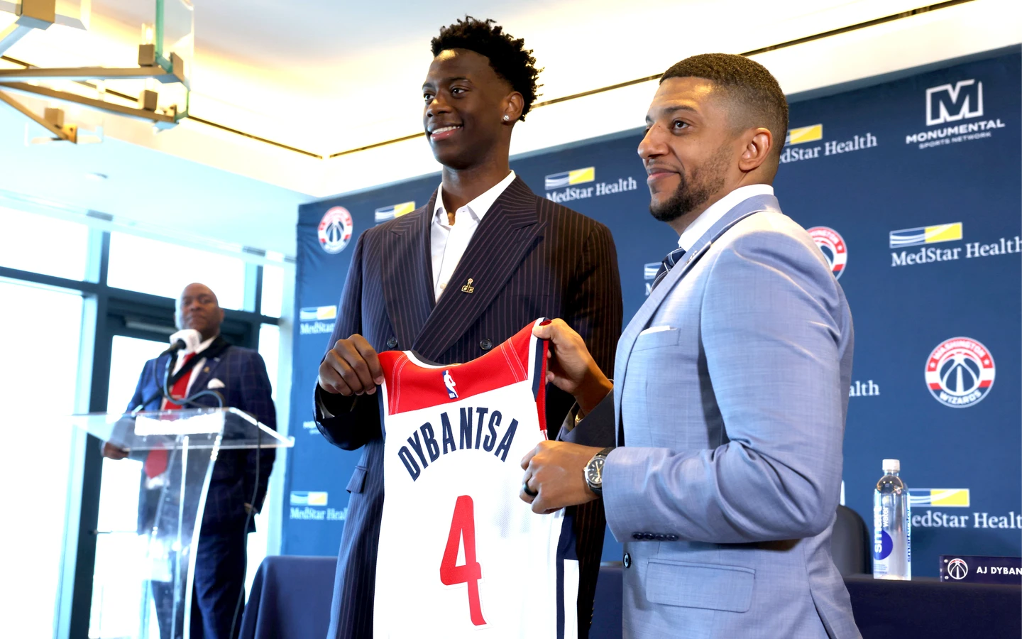 NBA｜蜘蛛人啟蒙籃球路！新科狀元迪班薩正式亮相巫師　親曝選4號球衣原因