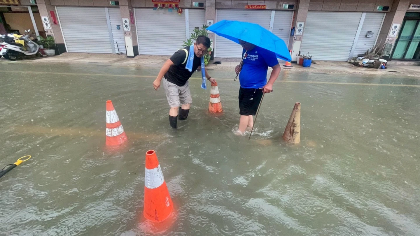 有片｜台南市議員涉水勘災失足！踩空跌入下水道　驚險脫困：命差點沒了