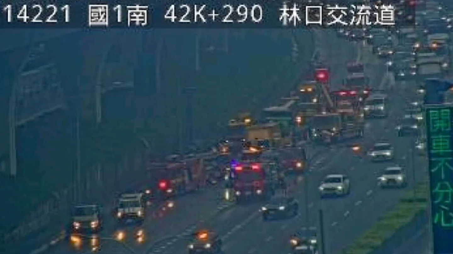 快改道！國一北上林口9車連環撞「9人送醫」　 現場畫面曝