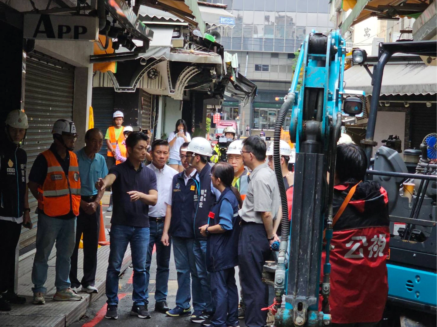 北市信義驚見6公尺天坑！管線滲漏加大雨釀禍　急撤8住戶