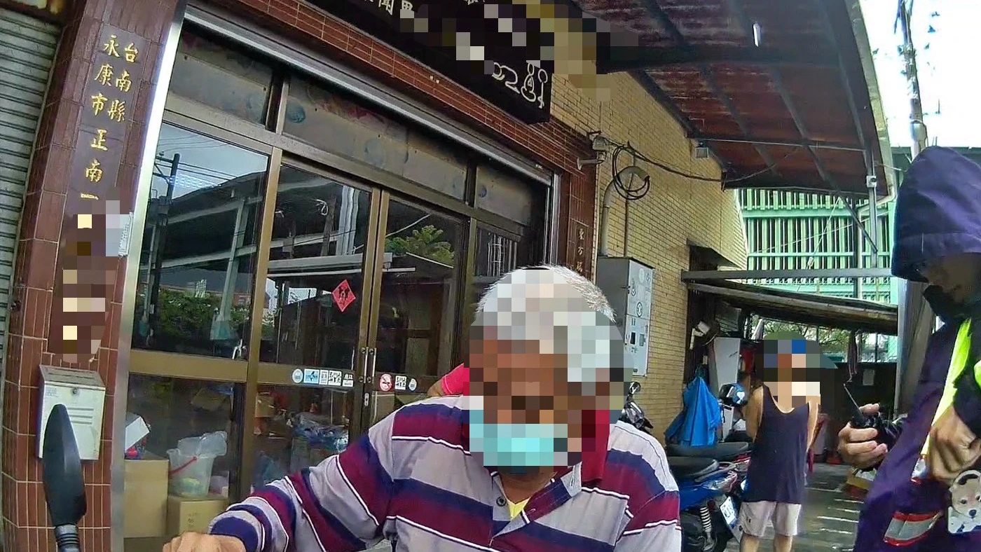 喪妻之痛忘了回家路！台南78歲老翁迷途無助　暖警「Google」神救援