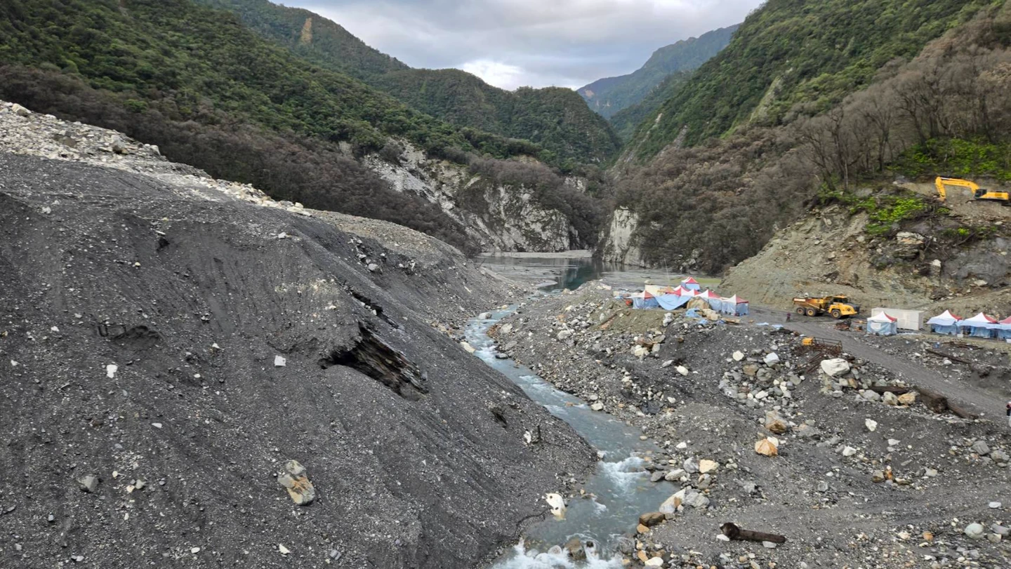 大雨狂炸！趕工完成馬太鞍溪堰塞湖防汛重要工程　空勤直升機載11名英雄撤離