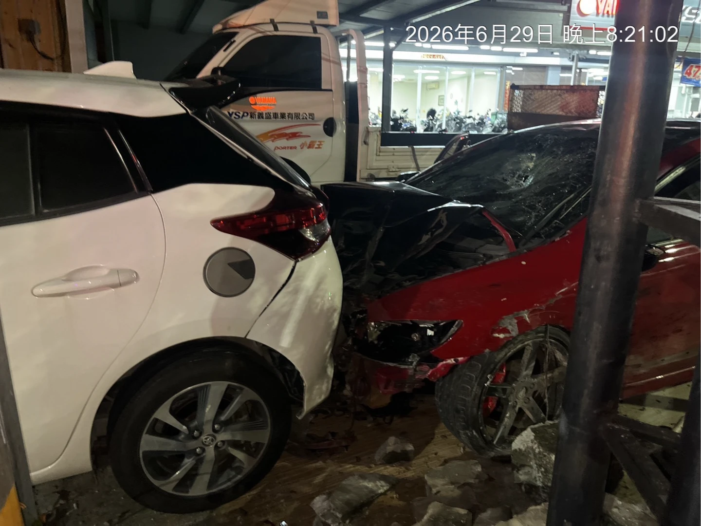接老婆抱女兒回家竟釀雙亡！高雄男開紅車撞2機車　2騎士送醫不治