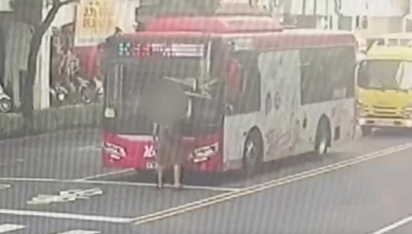 有片｜不爽司機沒載他！男擋公車前方攔車害塞爆　司機傻眼急報案