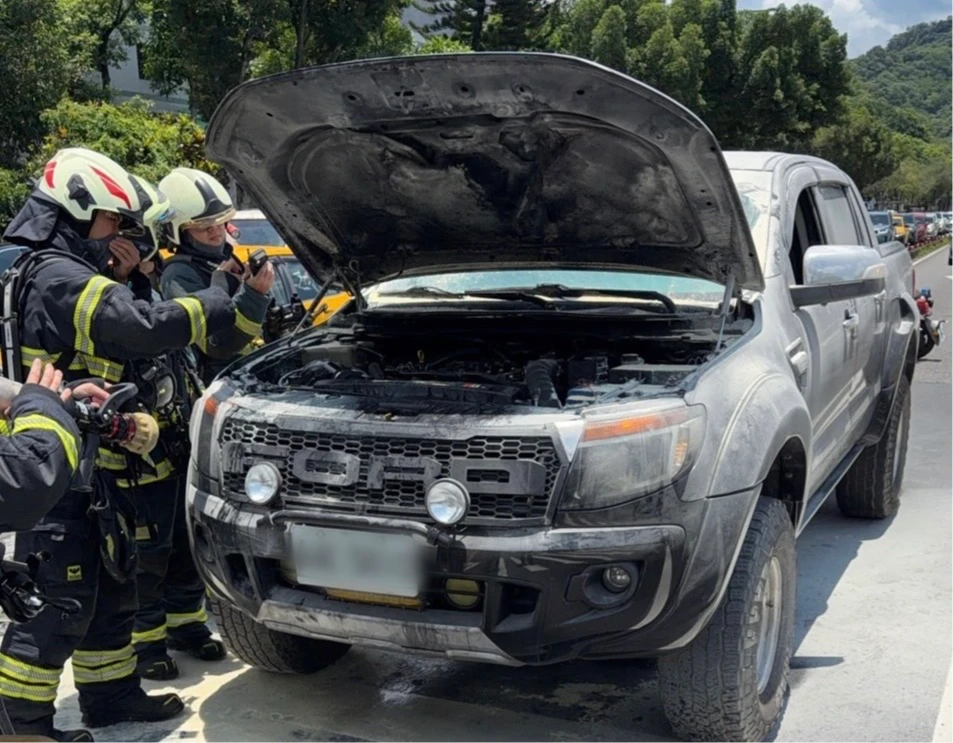 北市火燒車！13年皮卡剛修好　上路試車突起火狂冒煙駕駛急逃　