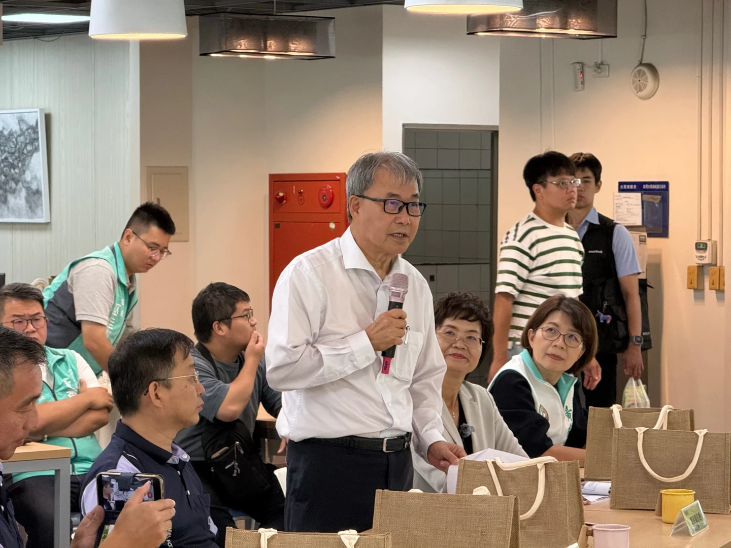 羅廷瑋批鄭英耀「請病假去輔選」　教育部駁：是你准假的公務行程