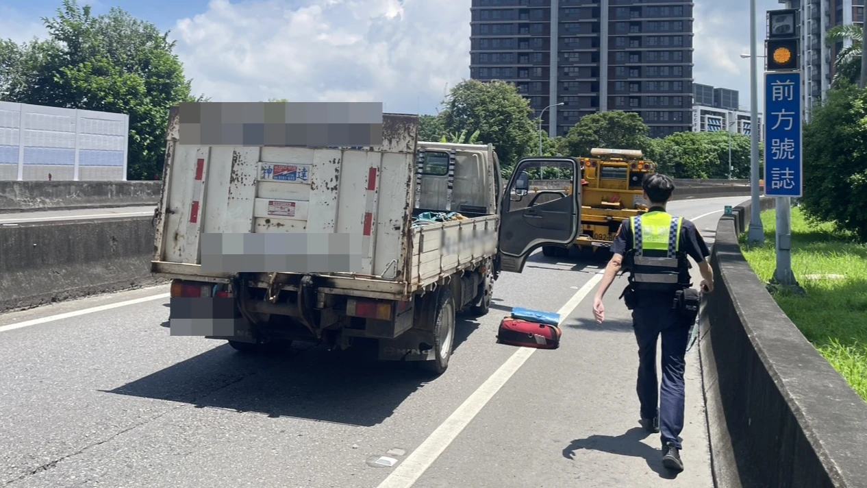 貨車詭停國道路中！後車狂按喇叭驚見司機昏迷　送醫命危