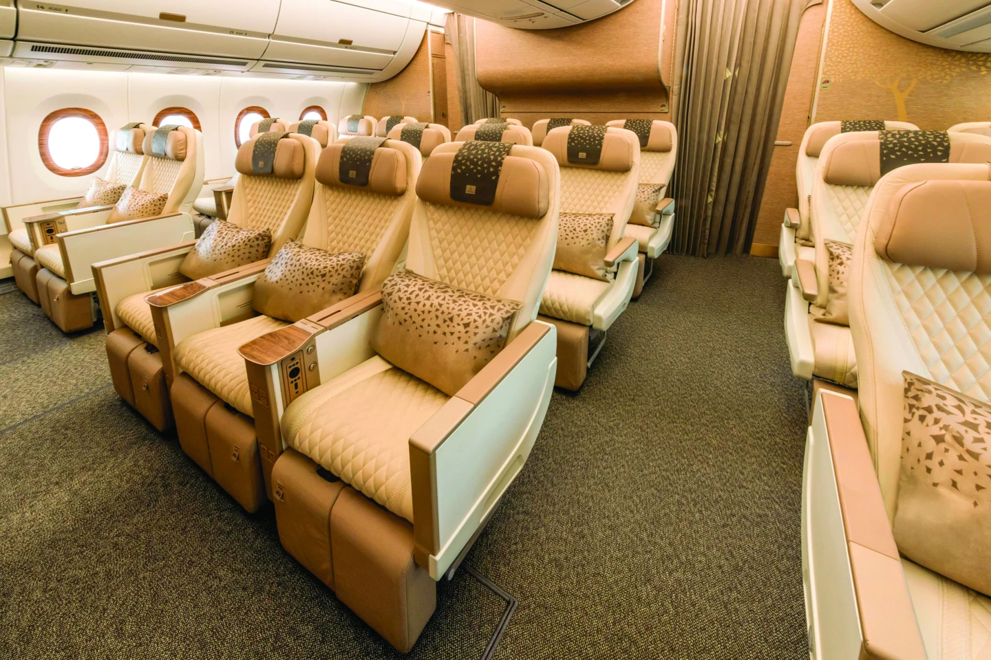 航空驚喜！阿聯酋A350初登台「豪經艙」首亮相　阿Ken甜甜圈快閃華航貴賓室