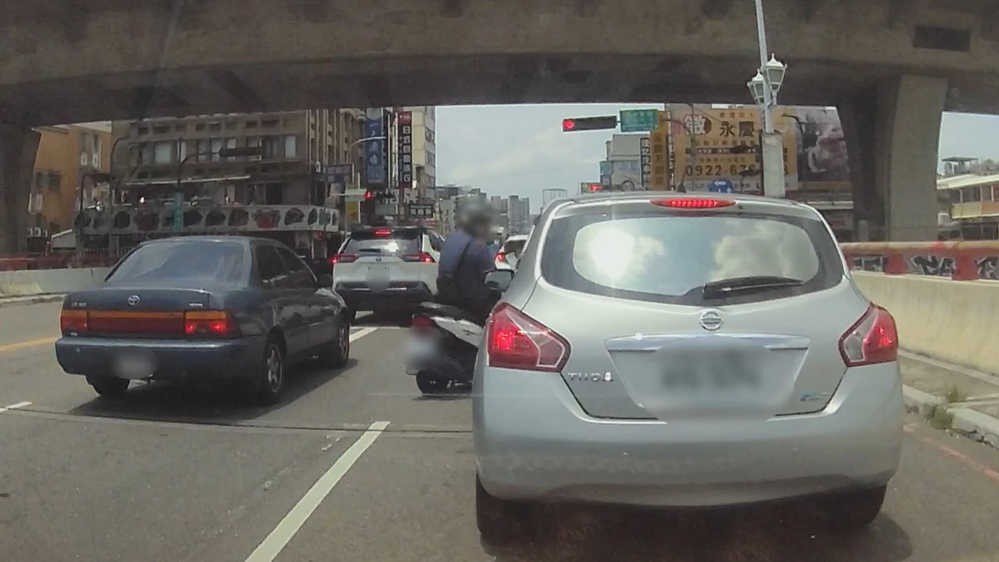 騎士鑽車陣！擦撞後照鏡「回頭看一眼」落跑　鐵證曝光下場慘了