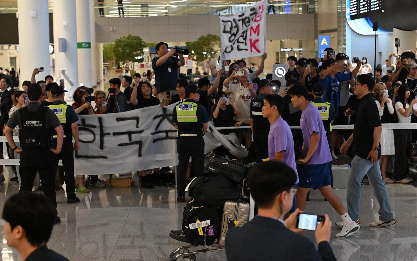 世界盃｜韓國隊狼狽返國！300球迷憤怒接機　這次從「麥芽糖」變成「狗嚼棒」