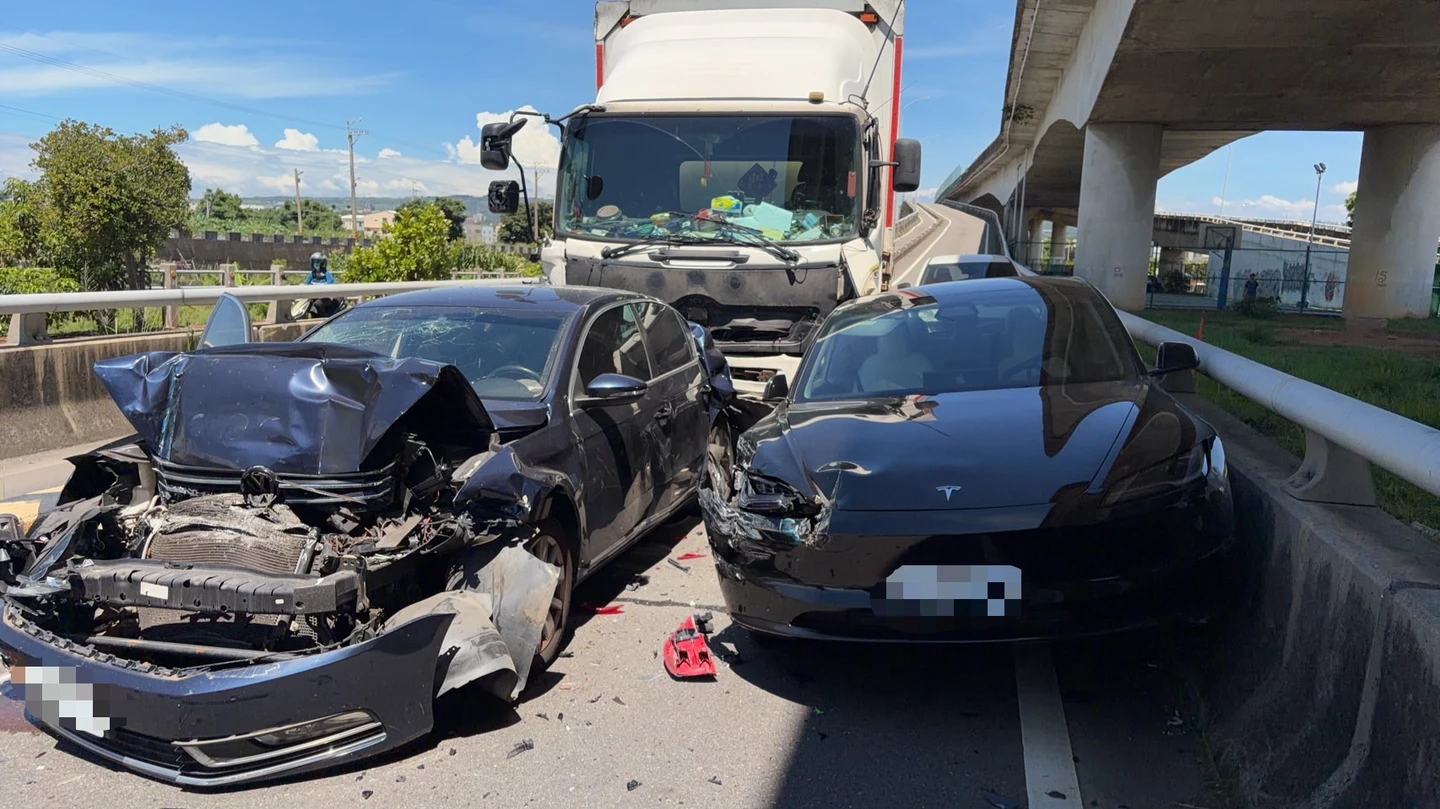 台中5車追撞釀6傷！大貨車煞車失靈釀禍　現場慘況曝