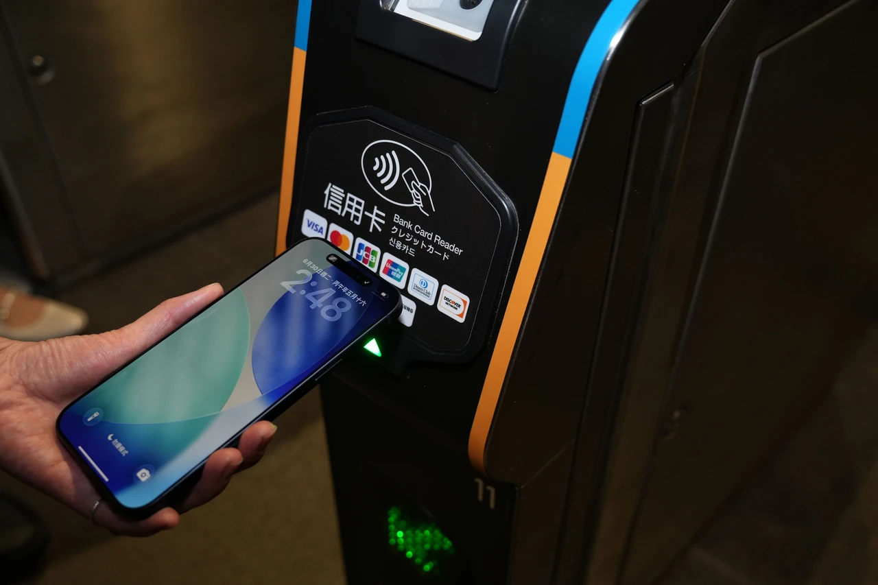 手機一嗶秒進站！北捷7/1多元支付上路　信用卡、Apple Pay直接搭車