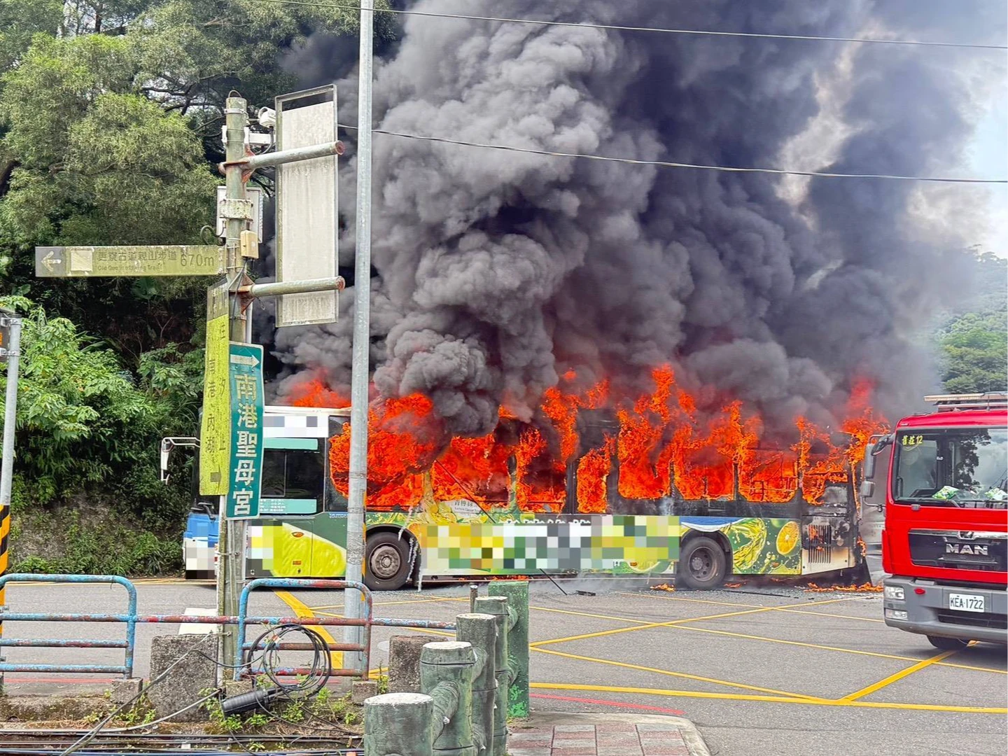有片｜北市公車當街燒成火球！司機剛下車下秒陷火海　驚人畫面曝