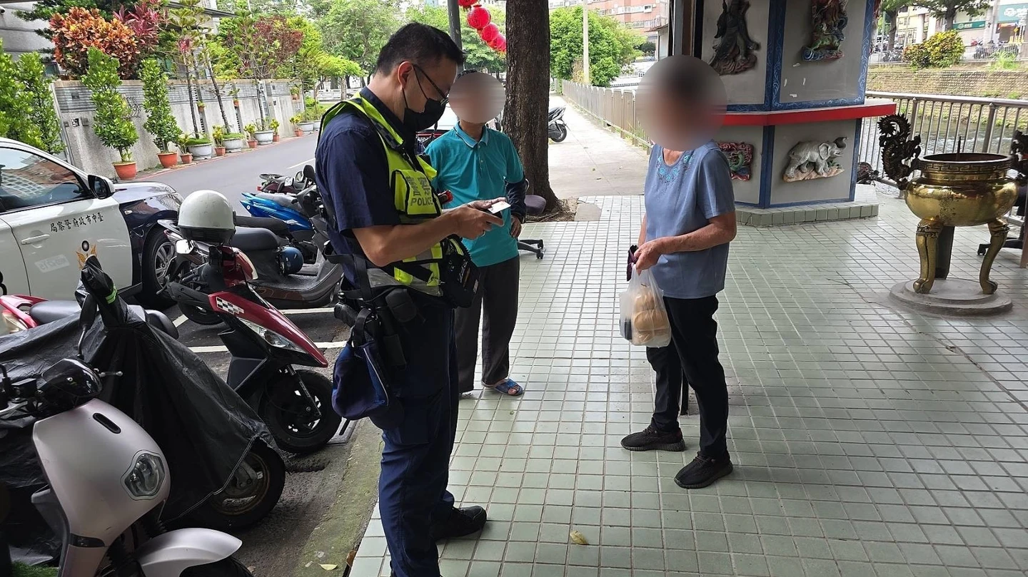 有片｜買饅頭竟走失4公里！台中阿嬤靠一句話獲救　警民聯手送她回家