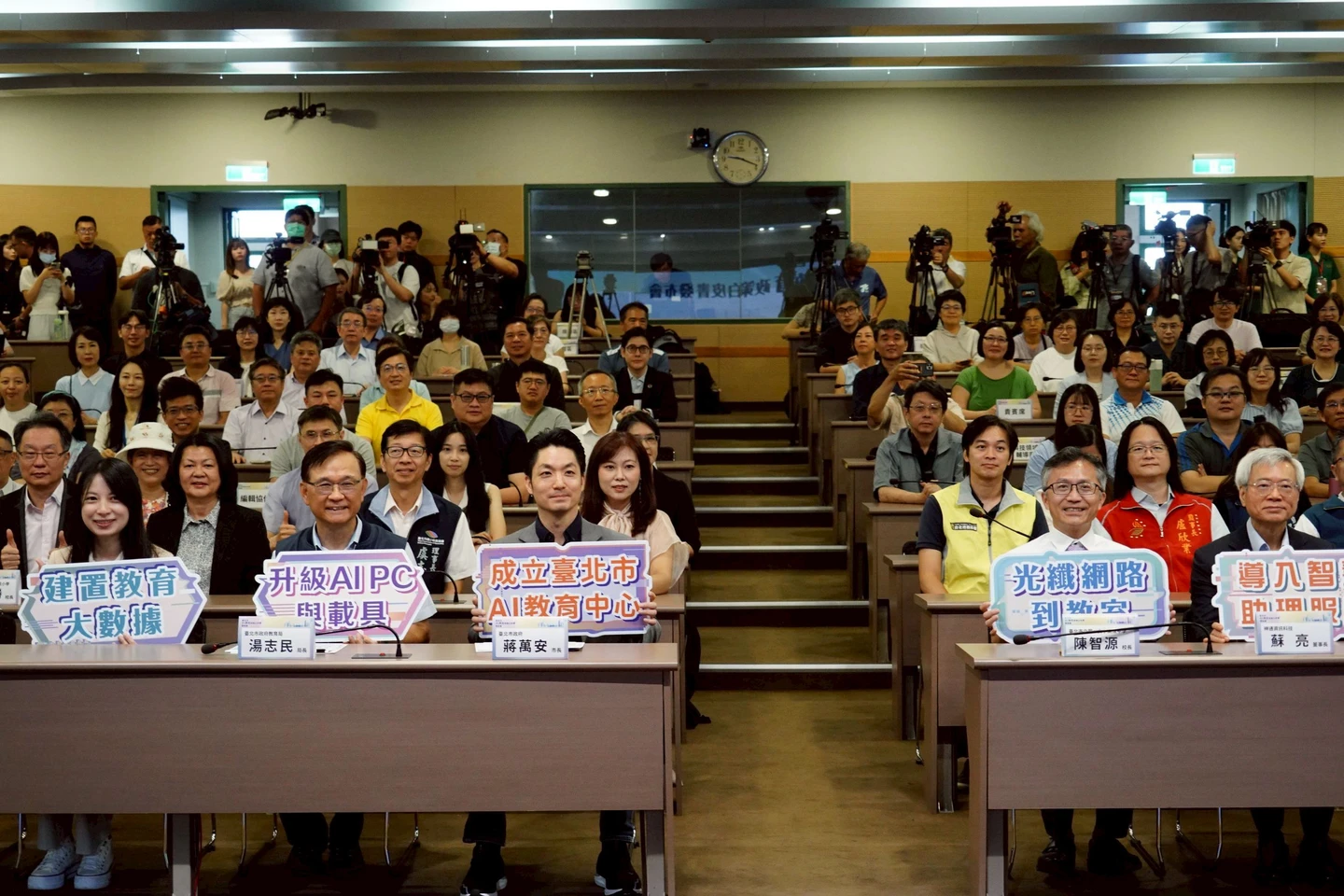 毒油風暴燒！北市流入22間學校、回收425桶問題油品　蔣萬安下令全面下架