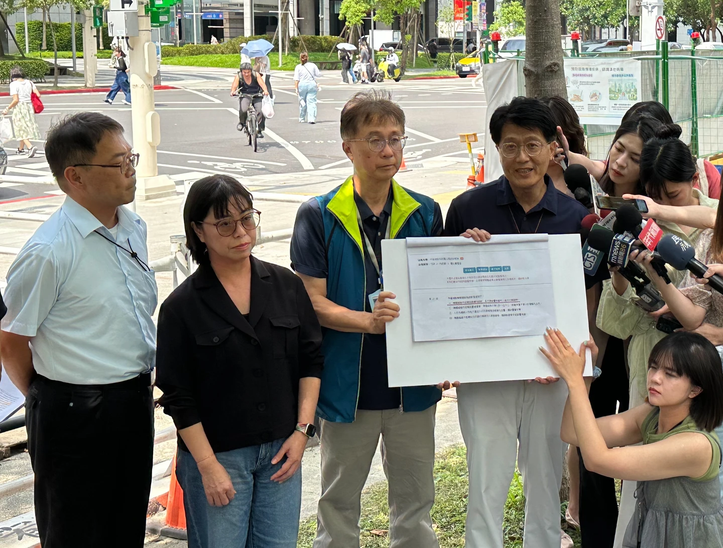 議員揭露「砍樹求菇」蓋遮陽傘　北市工務局：移樹為配合道路無障礙改善