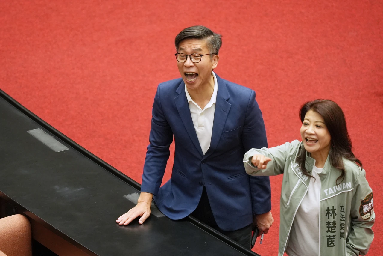 綠委鍾佳濱剪斷警方鋼索被起訴！辯為助受傷立委送醫　檢還原現場起訴打臉